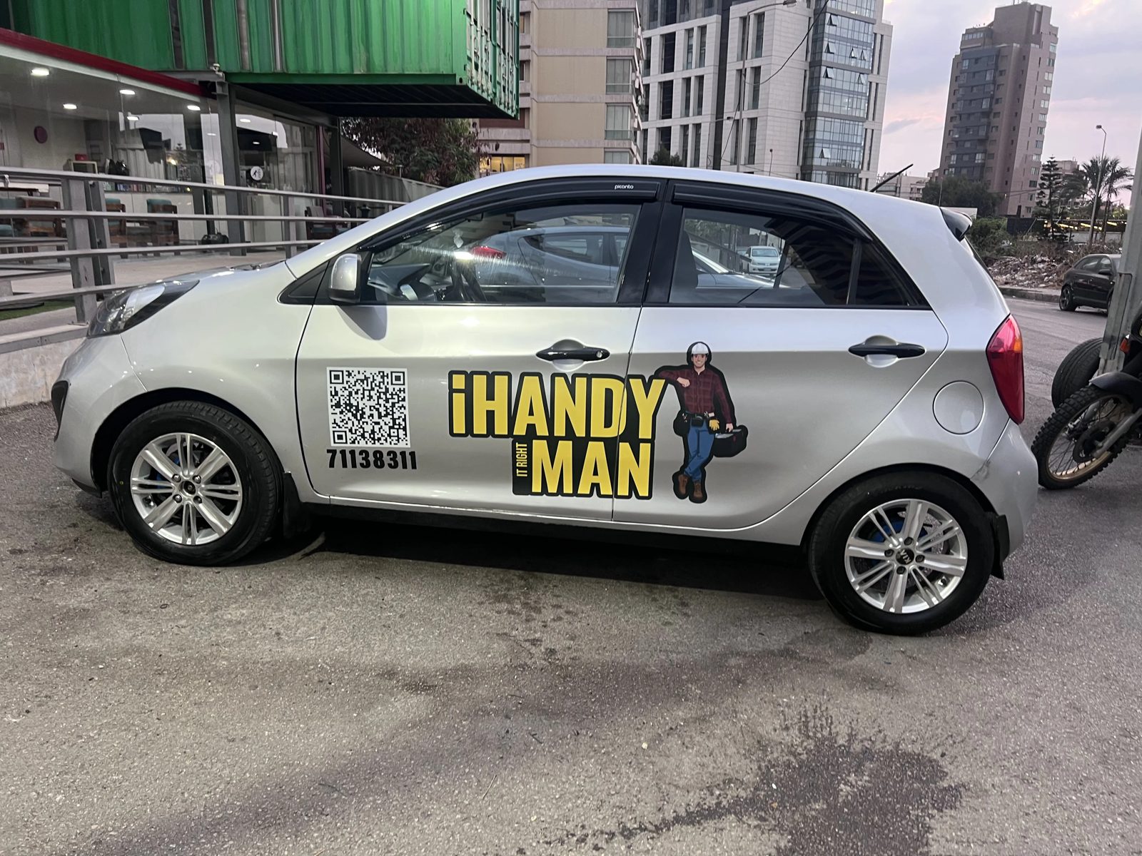 iHandyMan branded car with logo and phone number